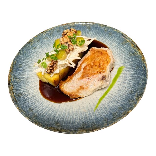 Grilované kuřecí prso supreme, waldorf salát, gratinovaný brambor, demi glace