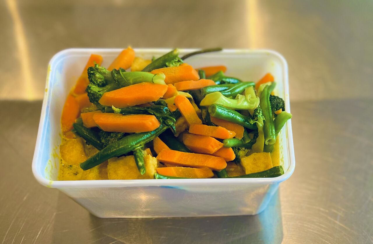 Grüner Thaicurry mit Tofu, Gemüse & Reis als Beilage