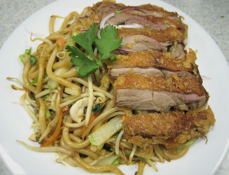 Gebratene Udon Nudeln mit knusprige Ente