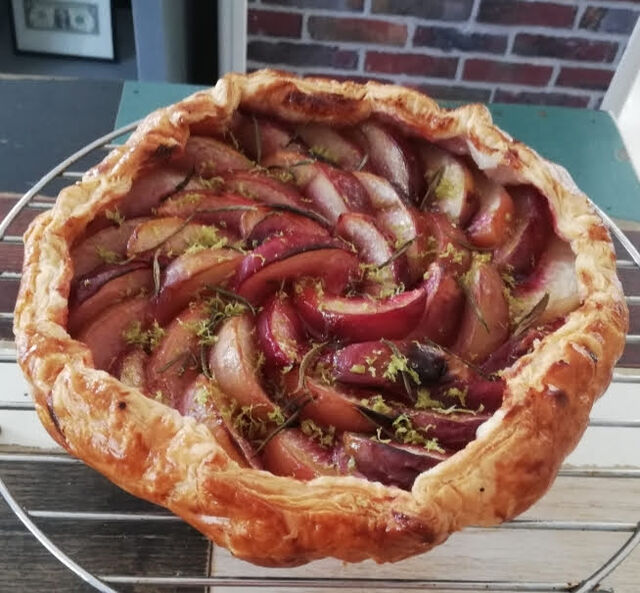 Tarte fine aux pèches de Y.Ottolenghi (pêches, citron vert et romarin)