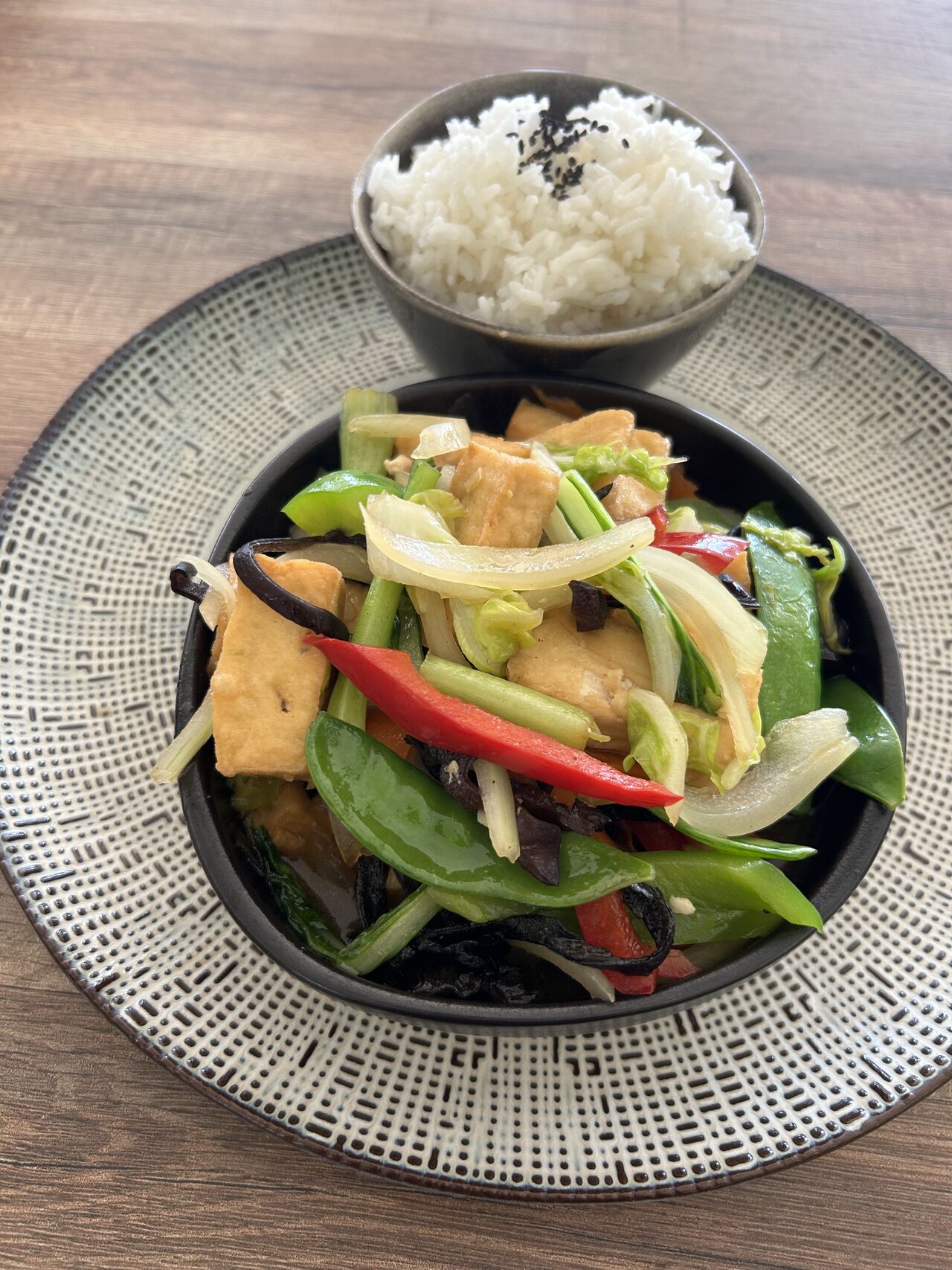 Tofu aux légumes sautés , riz 