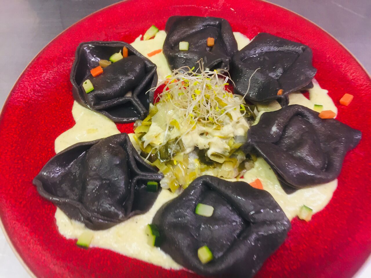 Giganti fraiches au saumon, pates à l'encre de seiche et sauce aux poireaux : à découvrir...