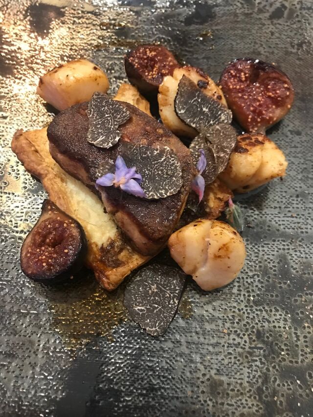 Foie gras mi-cuit, saint-jacques poêlées et lamelles de truffes