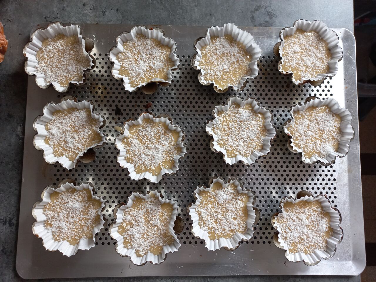 Préparation tourtes noix de coco