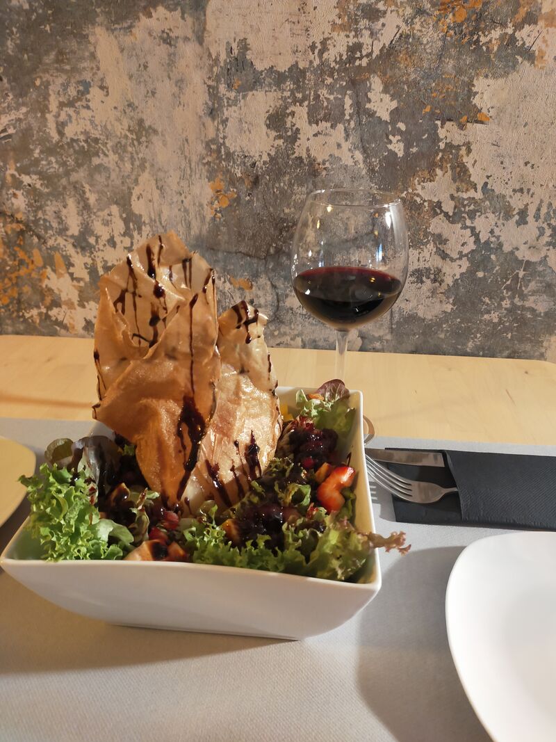 Ensalada de frutas con saquito crujiente de cabra