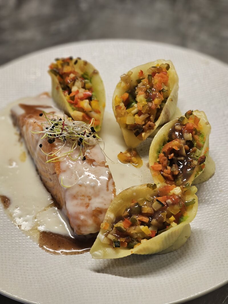 Le pavé de saumon, conchiglioni aux petits légumes 