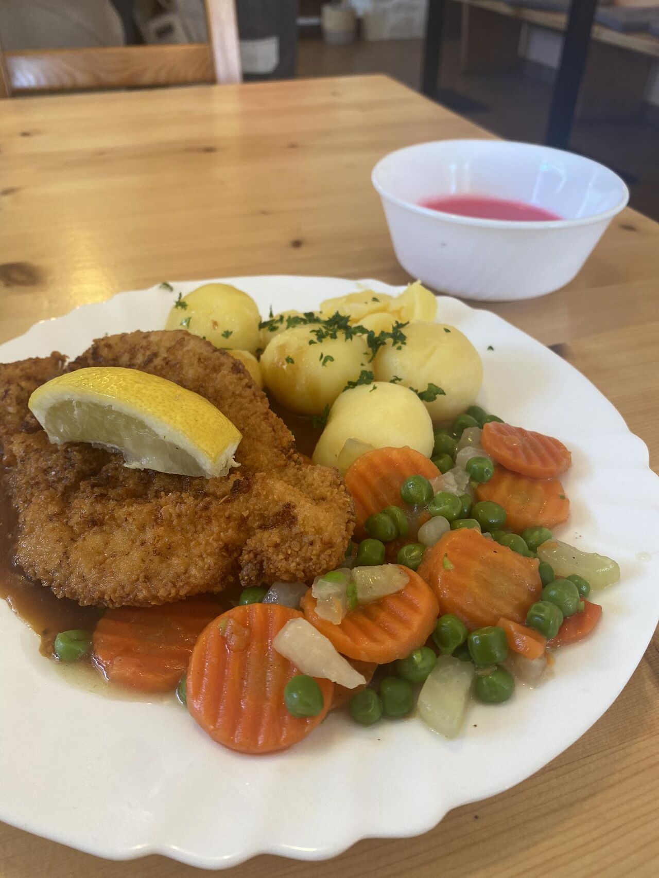 Schnitzel mit buntem Gemüse und Petersilieenkartoffeln, dazu ein Dessert