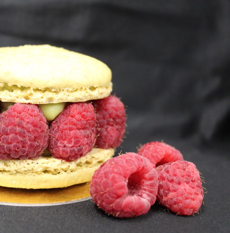 Duo : macaron pistache, crème pistache et framboises fraiches