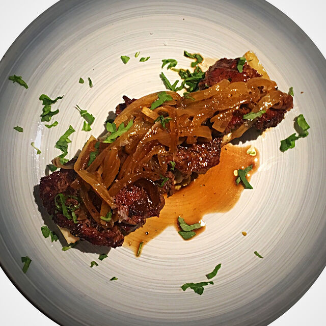 TOSTA DE SOLOMILLO con cebolla caramelizada y queso azul