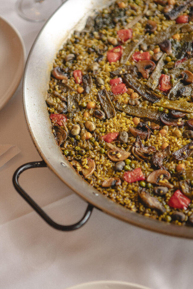 Paella con chopitos, gambas y ajos tiernos