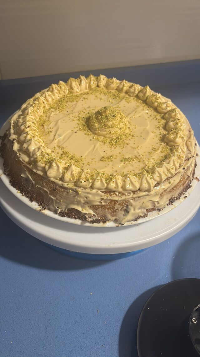 Bizcocho de yuca con frosting y pistacho 