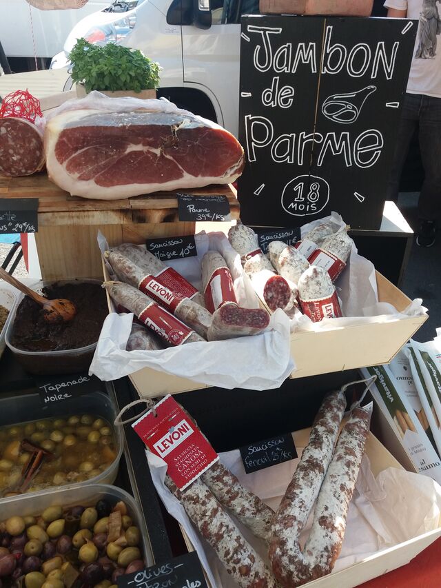 Jambon de parme 18 mois , saucissons aux truffes , fenouil et extra maigre ... l'Italie !