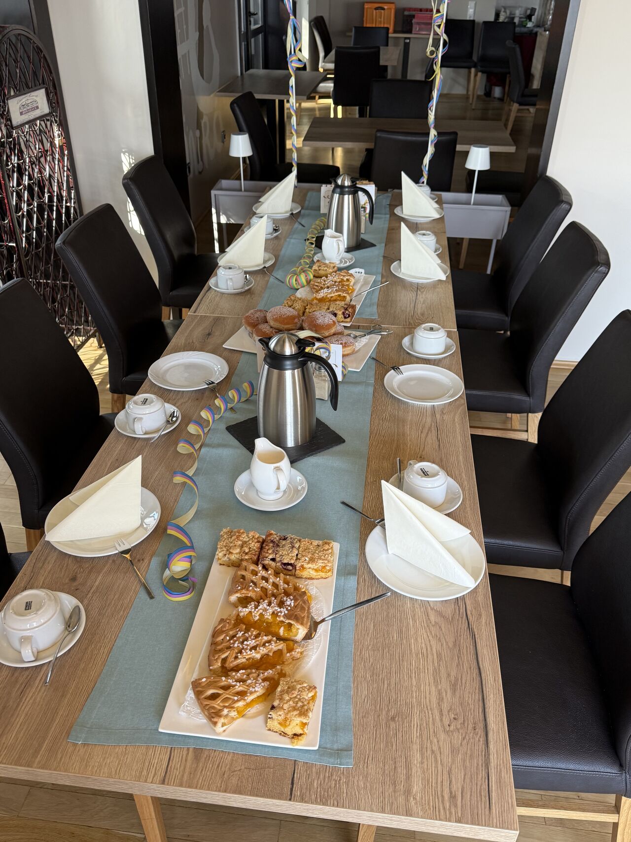 Mittagszeit: Kaffee & Kuchen