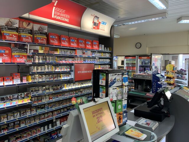 gekühlte Getränke
Eis am Stiel
großes Tabak Sortiment