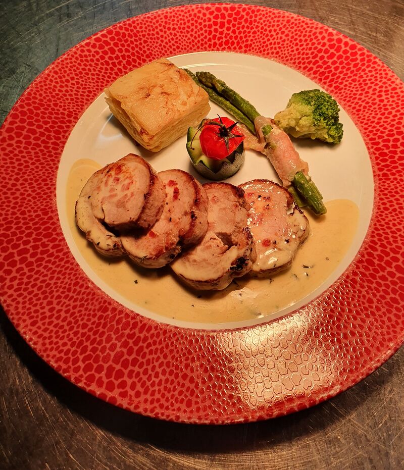 Filet de porc aux Morteaux, crème d’estragon et asperges vertes roulées au lard