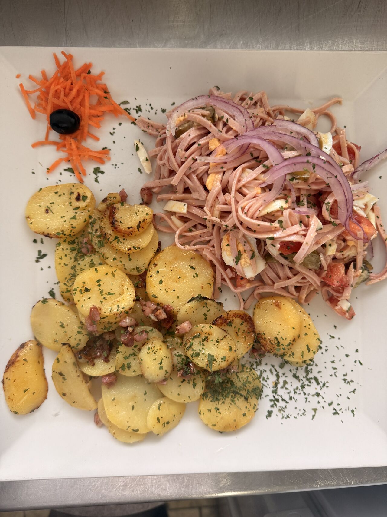 Wurstsalat mit Bratkartoffeln