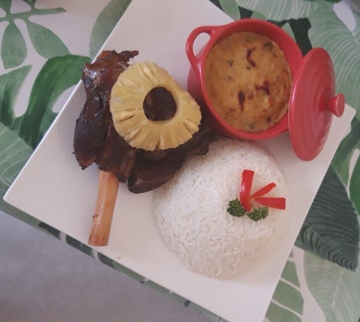 Riz blanc, gratin de banane jaune, souris d'agneau à l'ananas