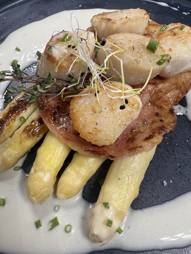 Les Saint Jacques et Asperges Blanches à la Plancha, Jus au Citron-Thym et Pancetta