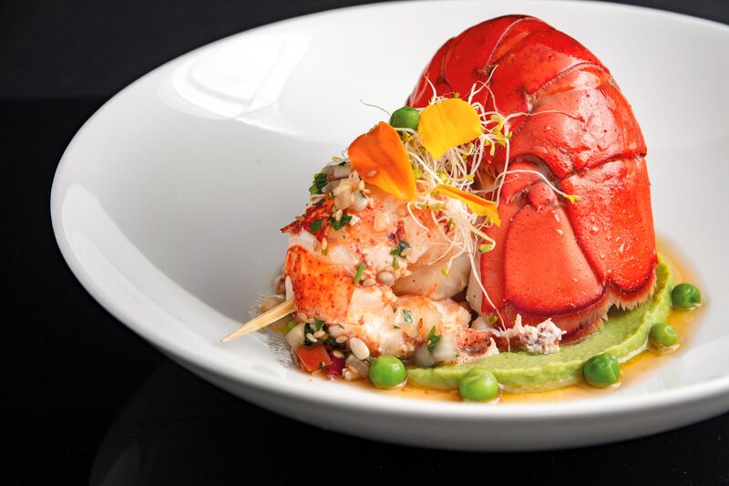 Queue de homard rôtie, mousseline de petits pois et jus réduit de carcasse