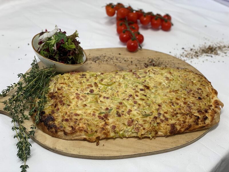 Pinsa mit Speck und Zwiebel