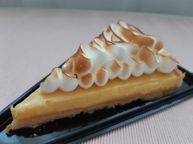 Tarte citron meringuée faite maison avec une pâte sablée pur beurre. 