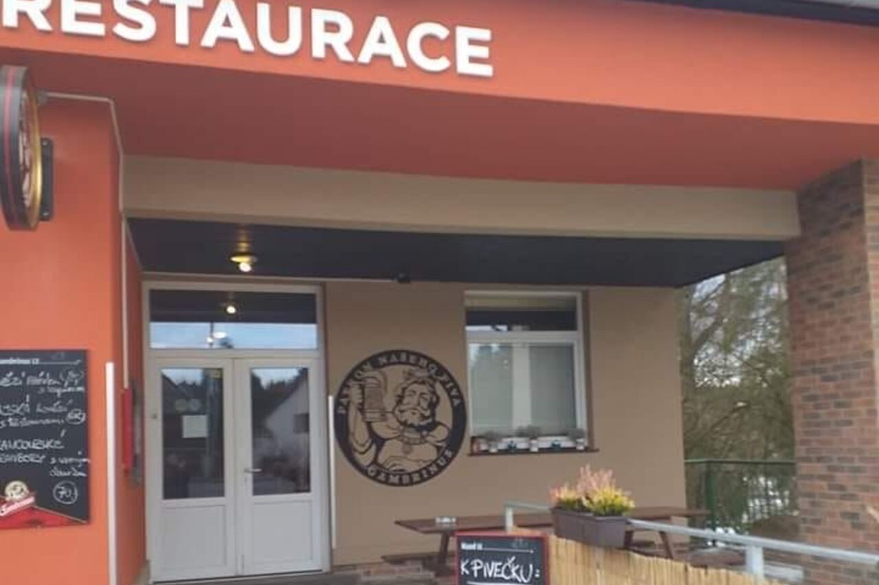 Na zahrádce i ve vnitřních prostorách naší restaurace.