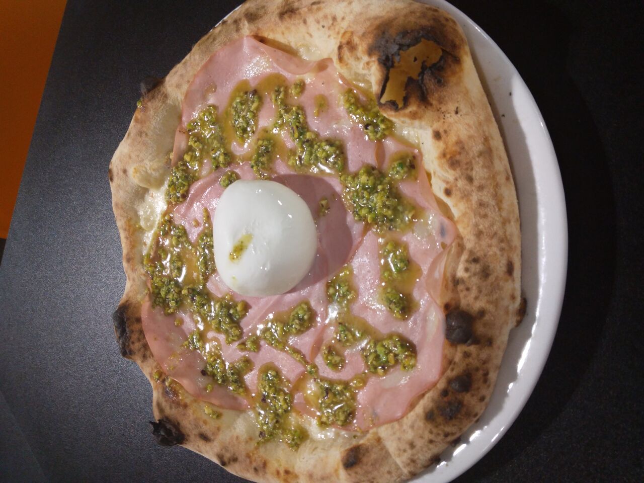 Golosa: fior di latte ,mortadella, pesto di pistacchio e burratina