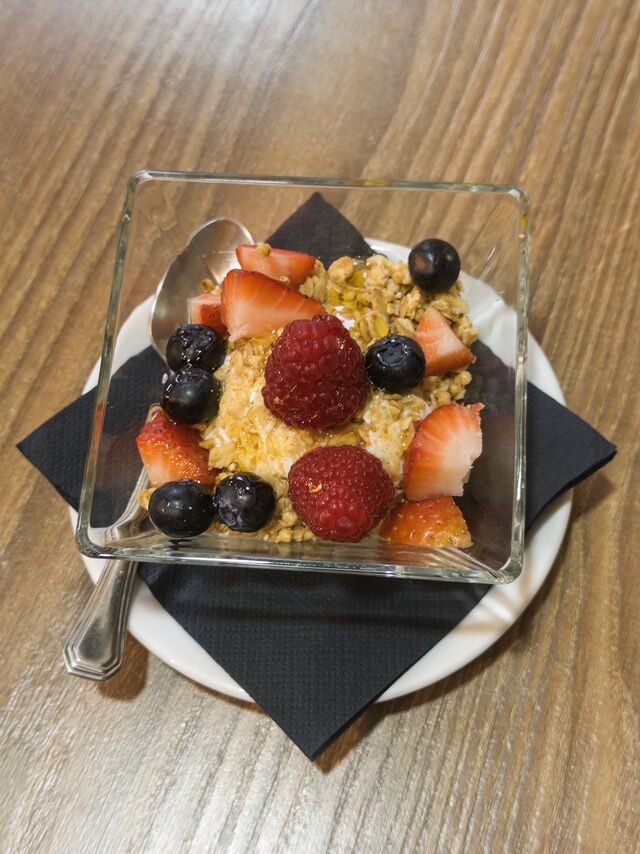 Yogurt greco con granola, frutta fresca e miele