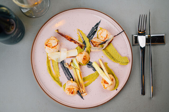 NOCI DI CAPESANTE SCOTTATE
su vellutata di piselli e porro croccante