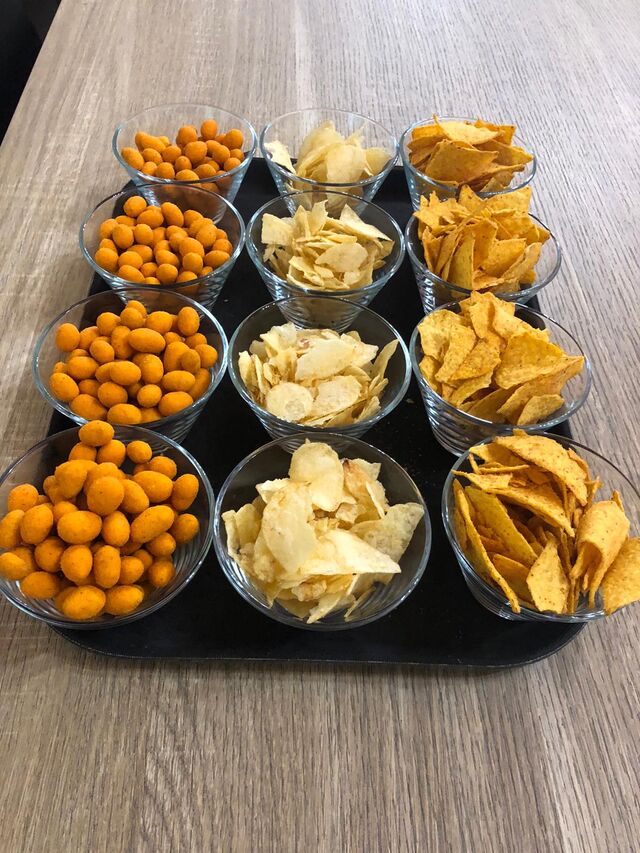 Aperitivo salato con noccioline e patatine