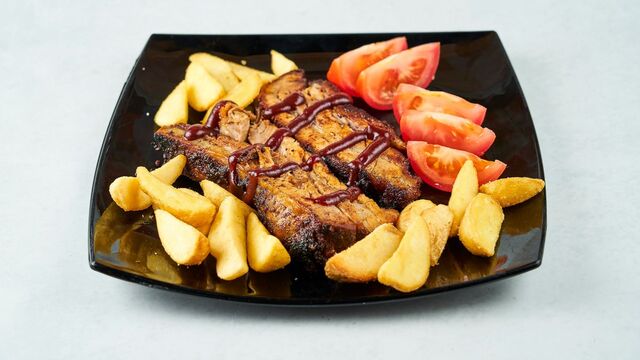 BBQ ribs s pekarskim krumpirom