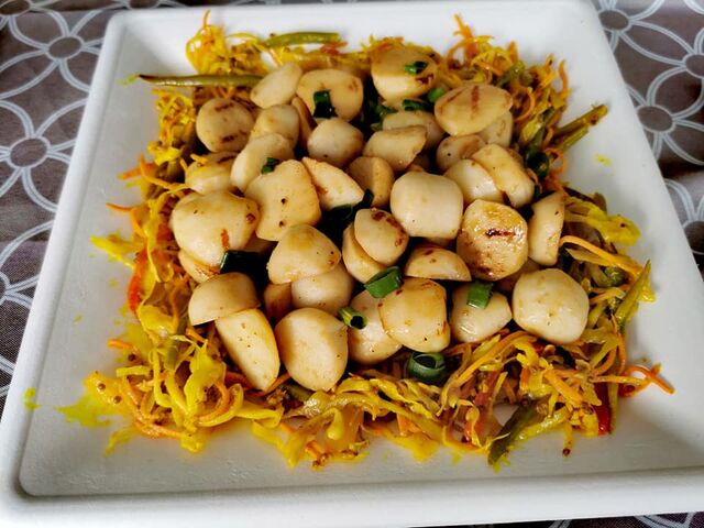 APERO BOX : Boulettes de poisson sautées, sauce soja sur lit d'achards de légumes