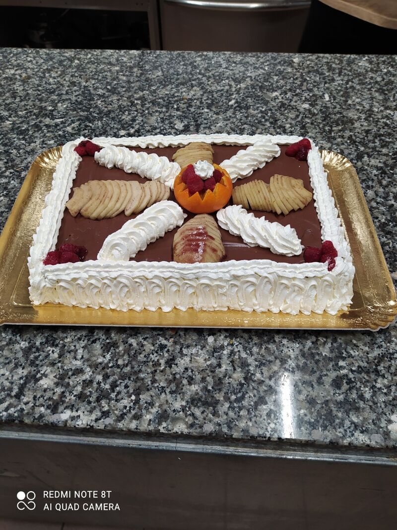 C'est un poirier fait maison ( chantilly, gelée de poire, crème pâtissière et ganache au chocolat) le 1er Avril 2021.