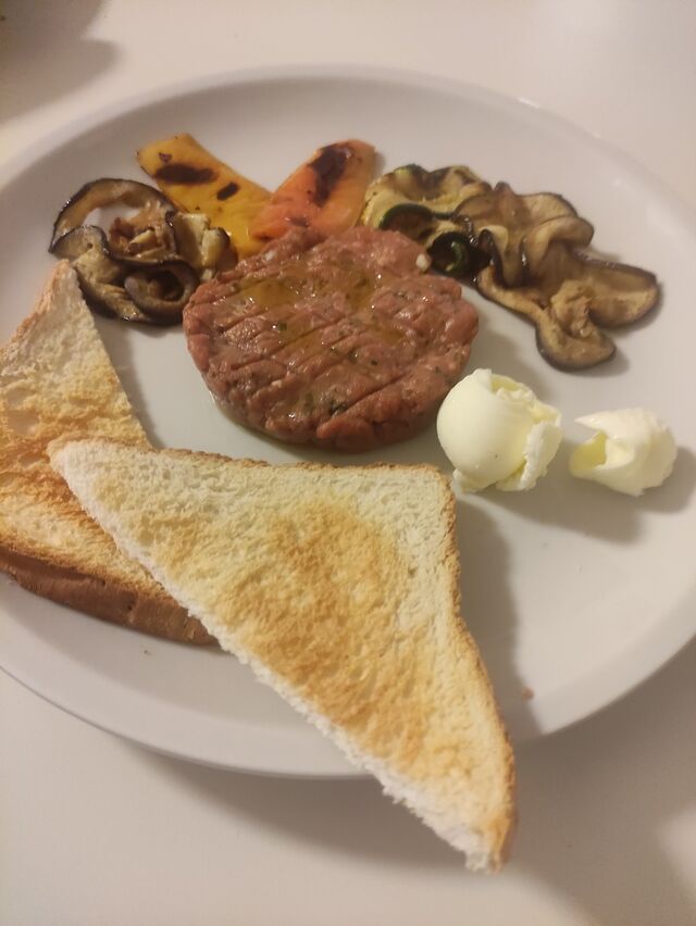 Tartar di manzo con verdure grigliate