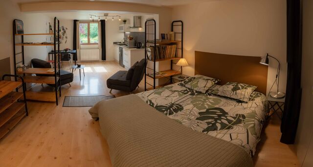 Le coin couchage - 1 lit (160 x 200) + 2 fauteuils-lits d'appoint (+ surmatelas 80 x200)