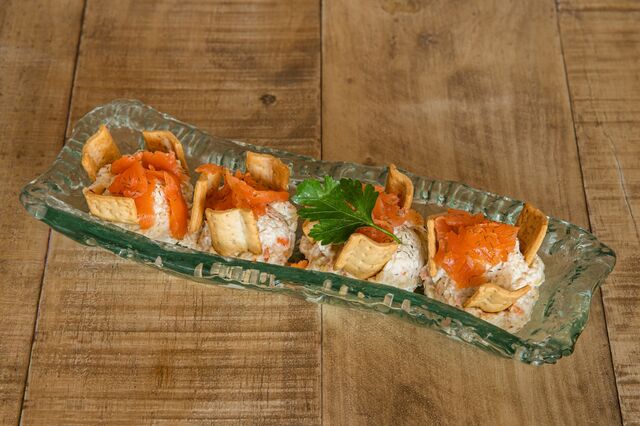 Ensaladilla rusa con salmón ahumado.