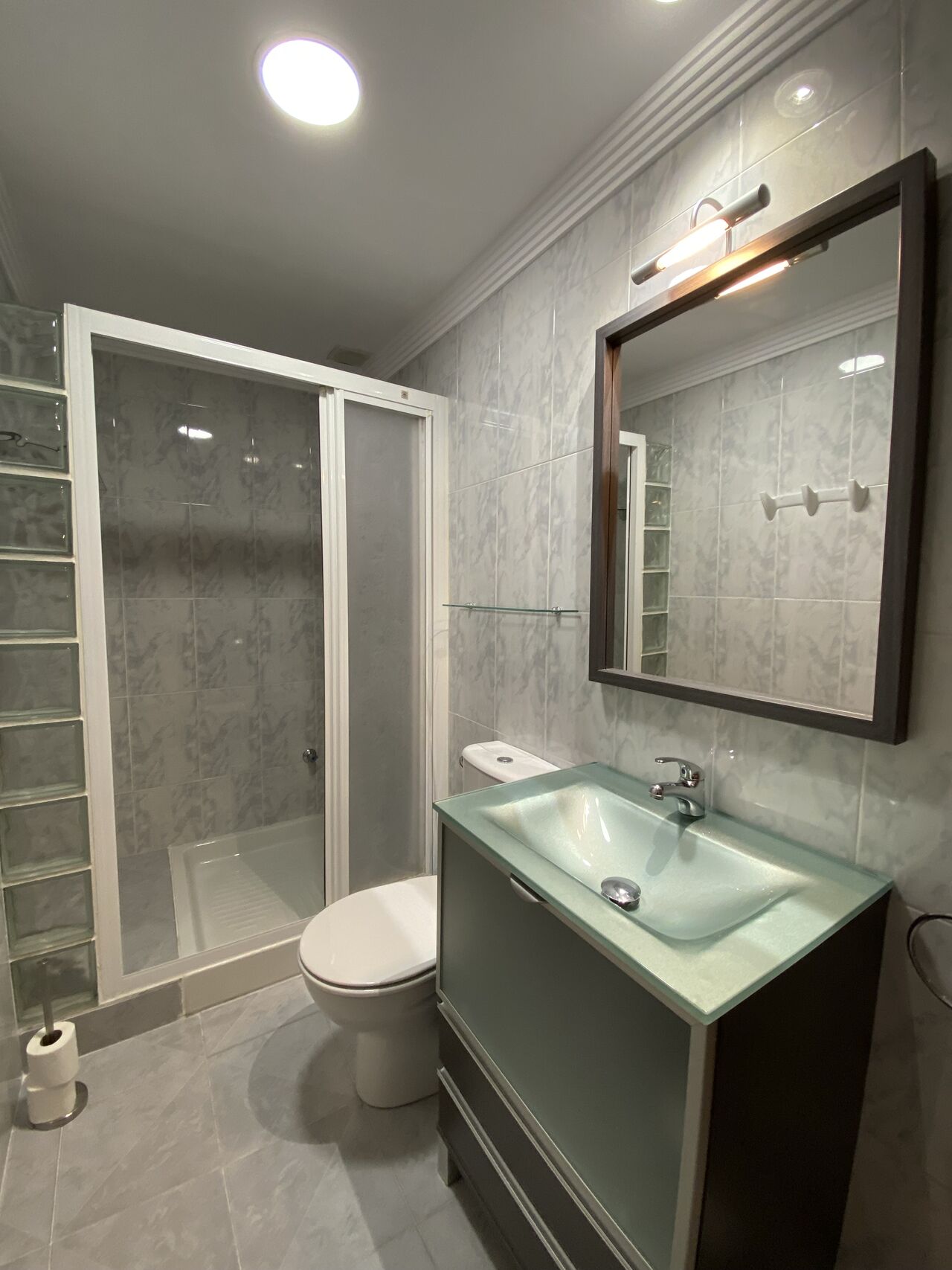 BAÑO COMPARTIDO. Habitaciones 1 y 2.