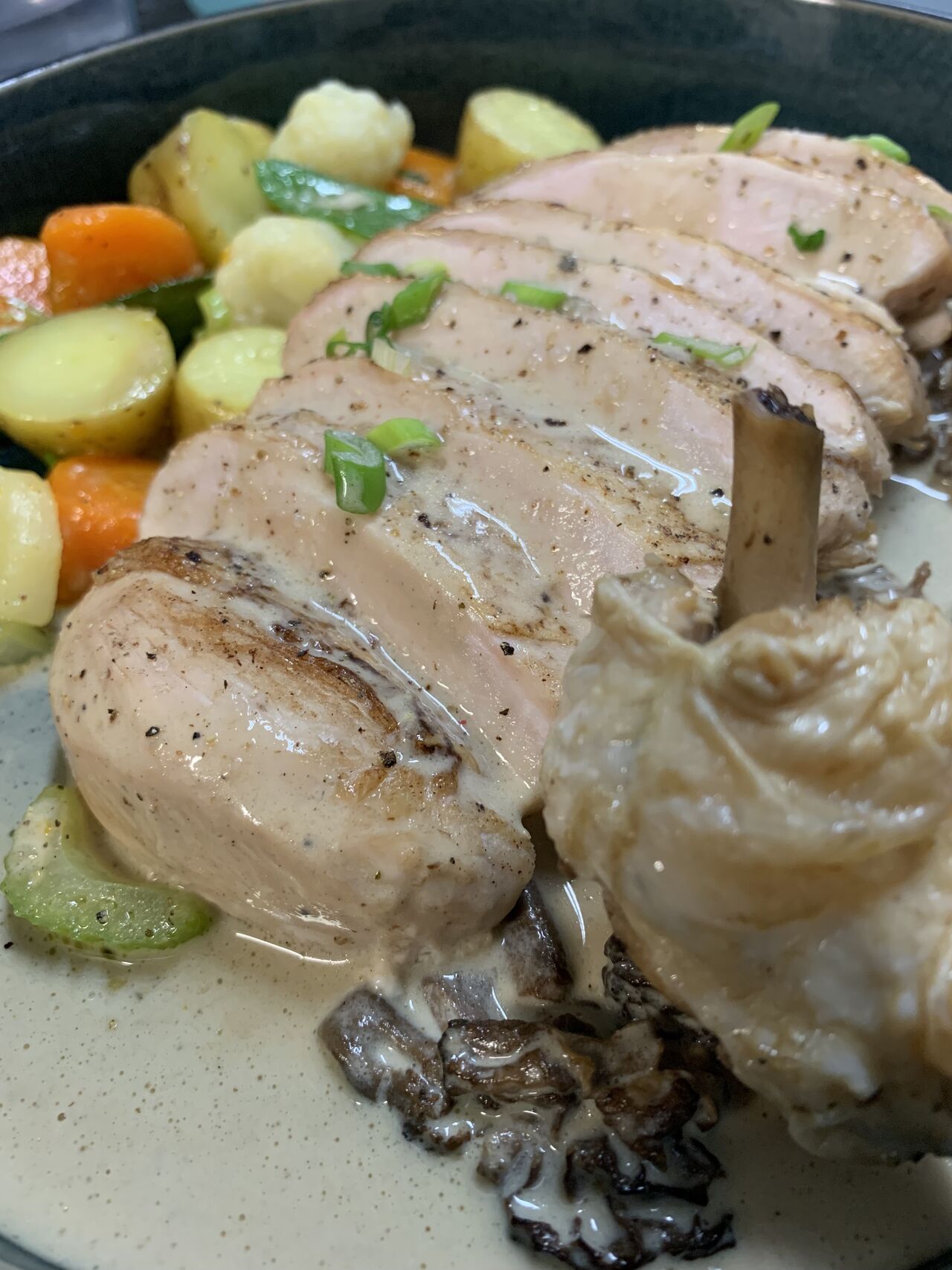 Le Suprême de Poulet de Champagne, Jus aux Morilles et Méli-Mélo de Légumes