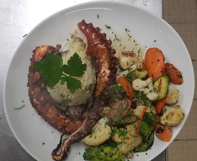 Tintenfisch/Pulpo mit Reis und Gemüse