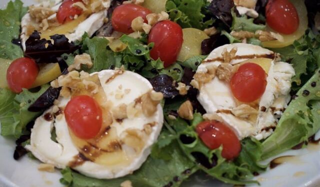 Salada queijo cabra com tomate cherry