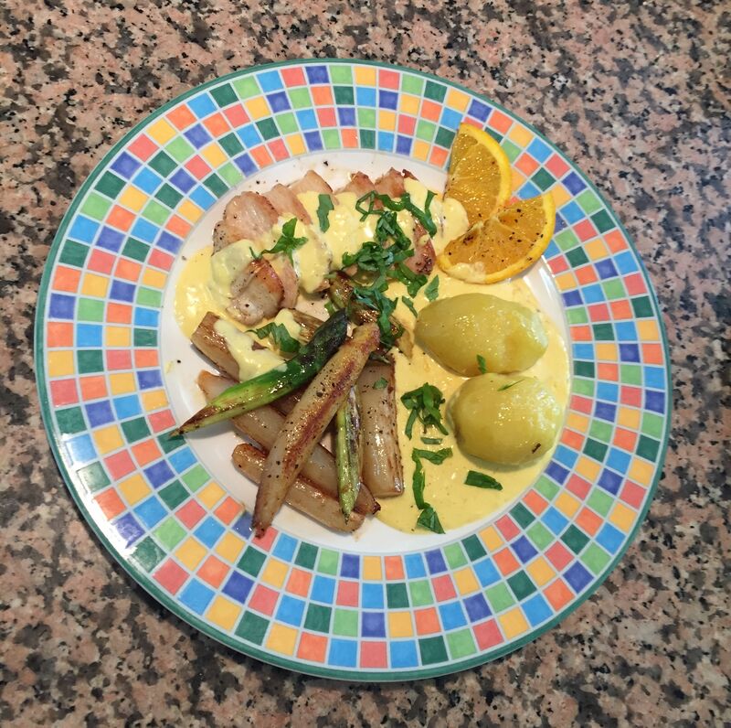 Schweinefilet mit gebratener Spargel auf Orangen-Hollandaise