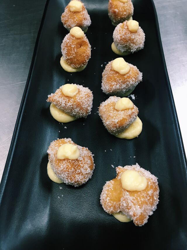 Buñuelos de gofio con crema pastelera