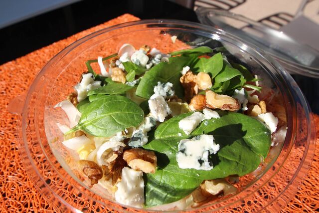 Salade Pois cassés et Kale, Tomate et Mozarella, Taboulé rose de Quinoa, Petit Épeautre et Roquefort...