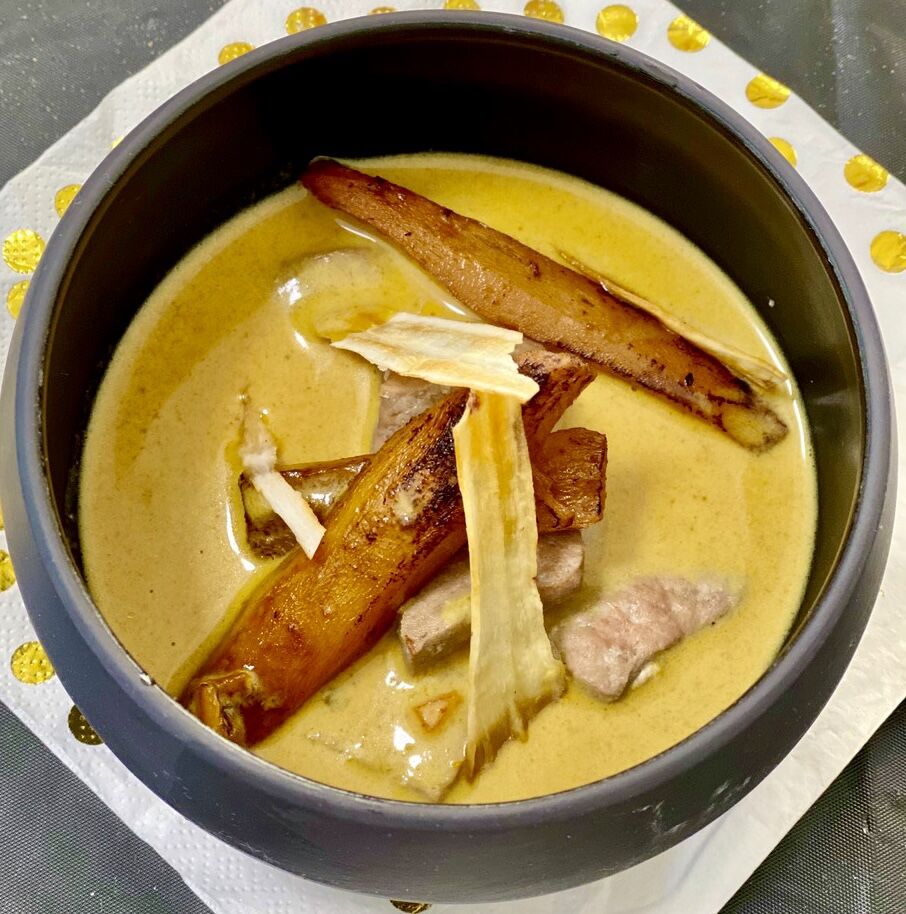 foie de veau poché, salsifis brulés, sauce curry