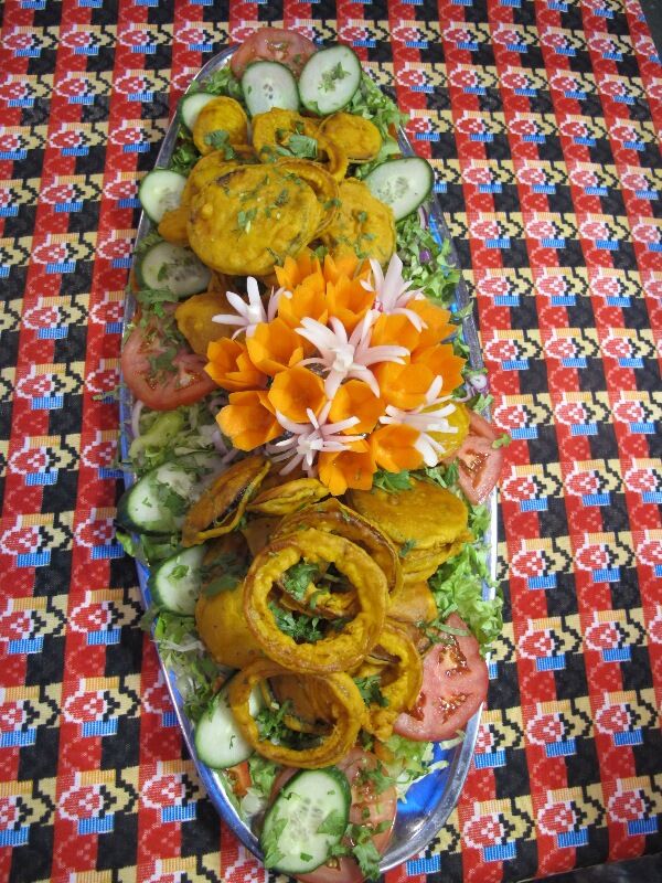 Milijuli Pakora - Assortiment de beignets de légumes à la farine de pois chiches . (Milijuli pakora pour le Group)