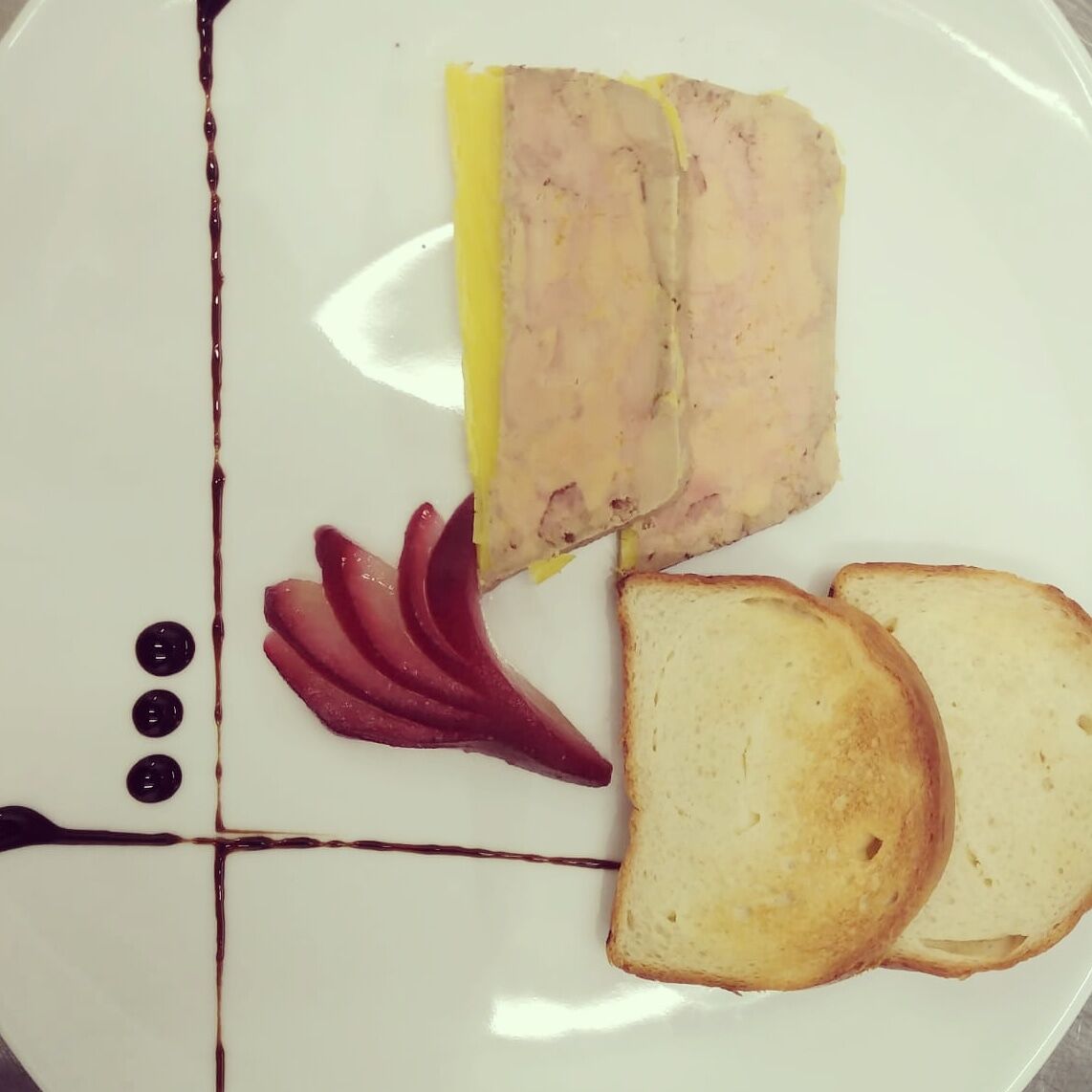 Foie Gras Maison / Poire Pochée Vin Rouge / Pain Brioché