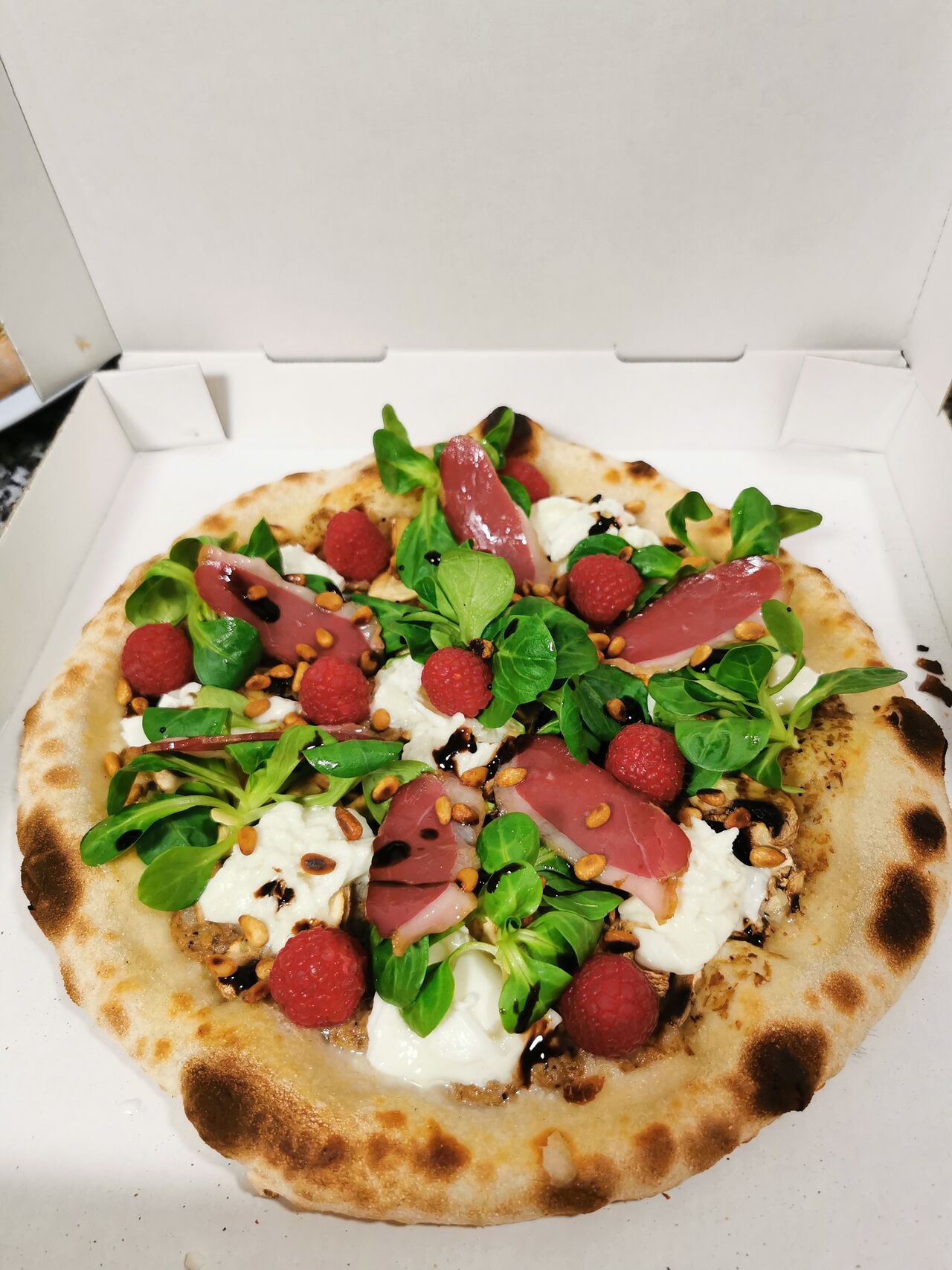 La pizza au magret de canard, crème truffée, framboise, Mozzarella di bufala 