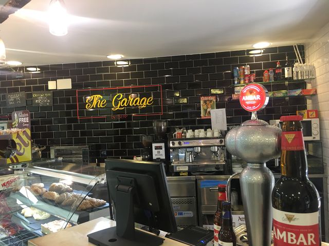 Cafetería The Garage es un lugar tranquilo donde se puede disfrutar de un buen café y bocados preparados con cariño y esmero. 