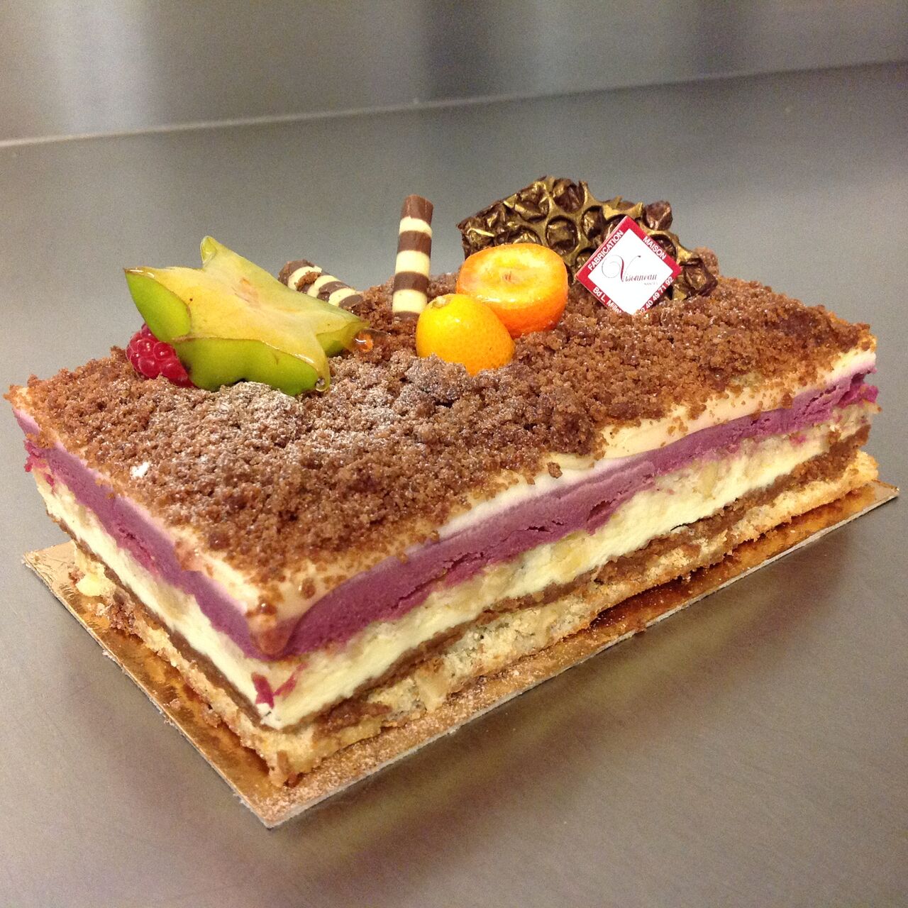 WINTER FLOWER : crémeux fruits rouges, crème mascarpone citronnée sur un biscuit noisettes et recouvert d'un crumble chocolat.