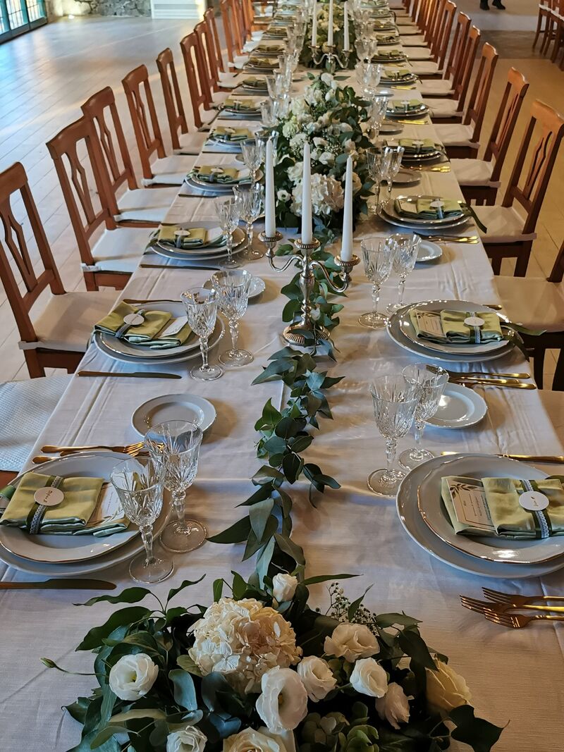 tavolo imperiale con runner di fiori